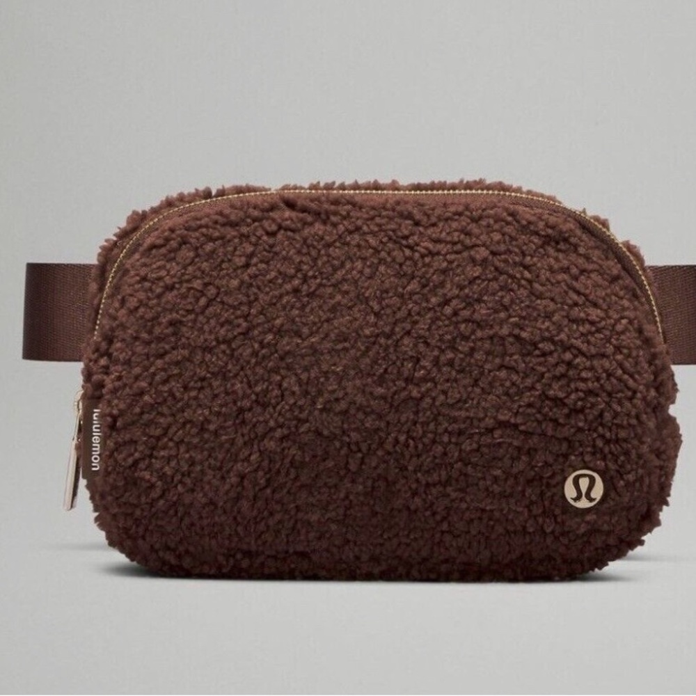 LULULEMON - 🤎 Sherpa Fleece Everywhere Belt Bag 1L - Brown/Earth Gold 🐻